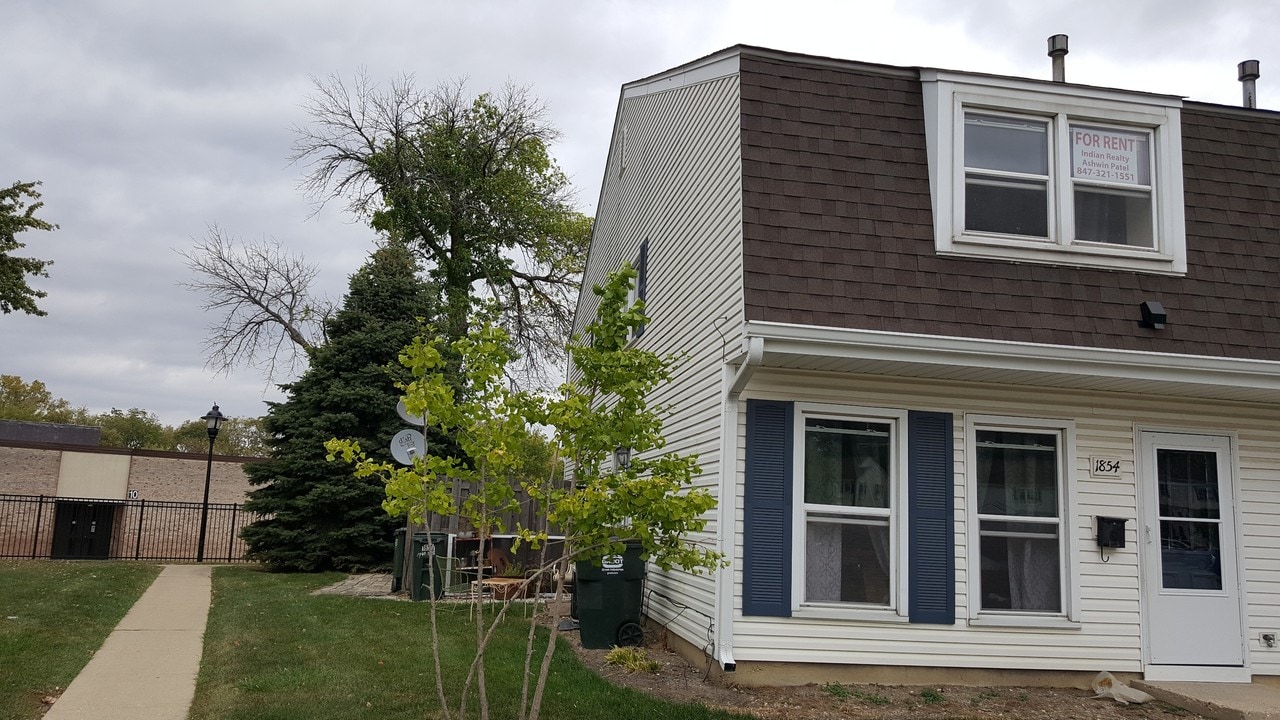 1854 Jamestown Cir in Hoffman Estates, IL - Building Photo