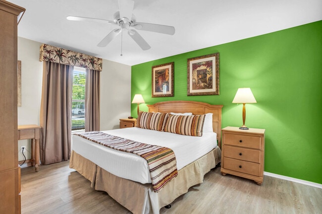 600 Neapolitan Way in Naples, FL - Building Photo - Building Photo