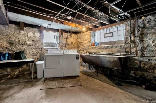 property at 95 Inwood Pl