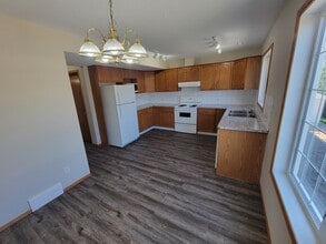 307-303 Avenue - 202 Ave in Strathmore, AB - Building Photo - Building Photo