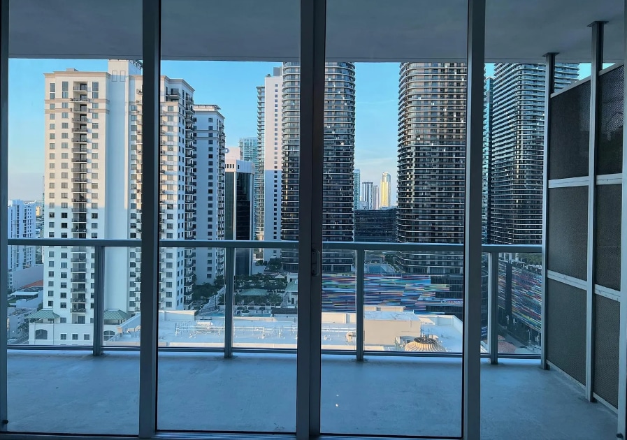 1111 SW 1st Ave, Unit 2621 in Miami, FL - Building Photo