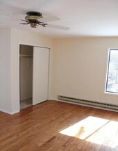 84 Amberly Dr, Unit J in Manalapan, NJ - Foto de edificio - Building Photo