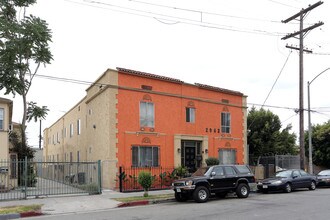 2962 Francis Ave in Los Angeles, CA - Building Photo - Primary Photo