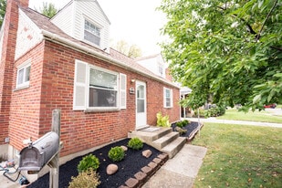 1758 Sanborn Dr in Cincinnati, OH - Building Photo