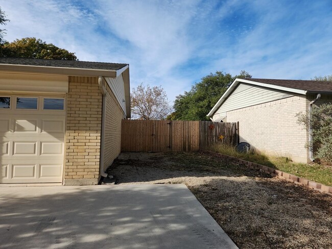 106 Stephanie Dr in Kerrville, TX - Foto de edificio - Building Photo