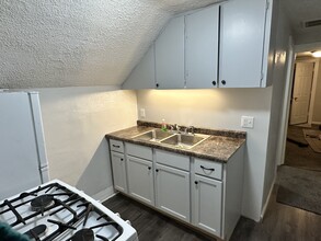 606 W 5th St, Unit Upper Unit of Duplex in Monroe, MI - Building Photo - Building Photo