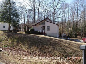 6240 Adams Hunt Dr in Williamsburg, VA - Building Photo