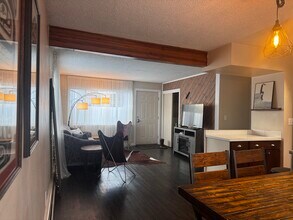 2536 Forest Park Dr, Unit 2 in Anchorage, AK - Foto de edificio - Building Photo