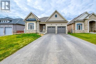 1207 Green Acres Dr in Fort Erie, ON - Building Photo