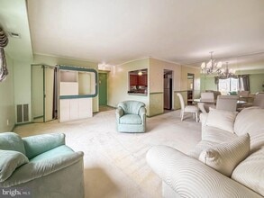 44303 Delaire Landing Rd in Philadelphia, PA - Building Photo - Building Photo