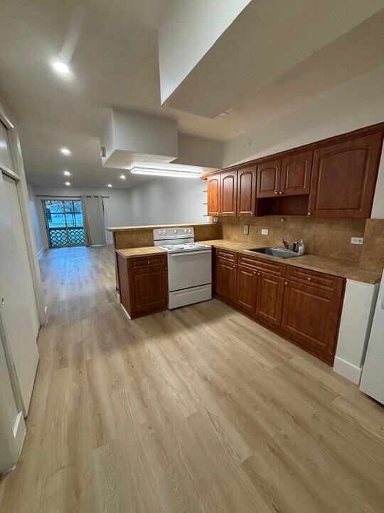 6580 Santona St, Unit A11 in Miami, FL - Foto de edificio