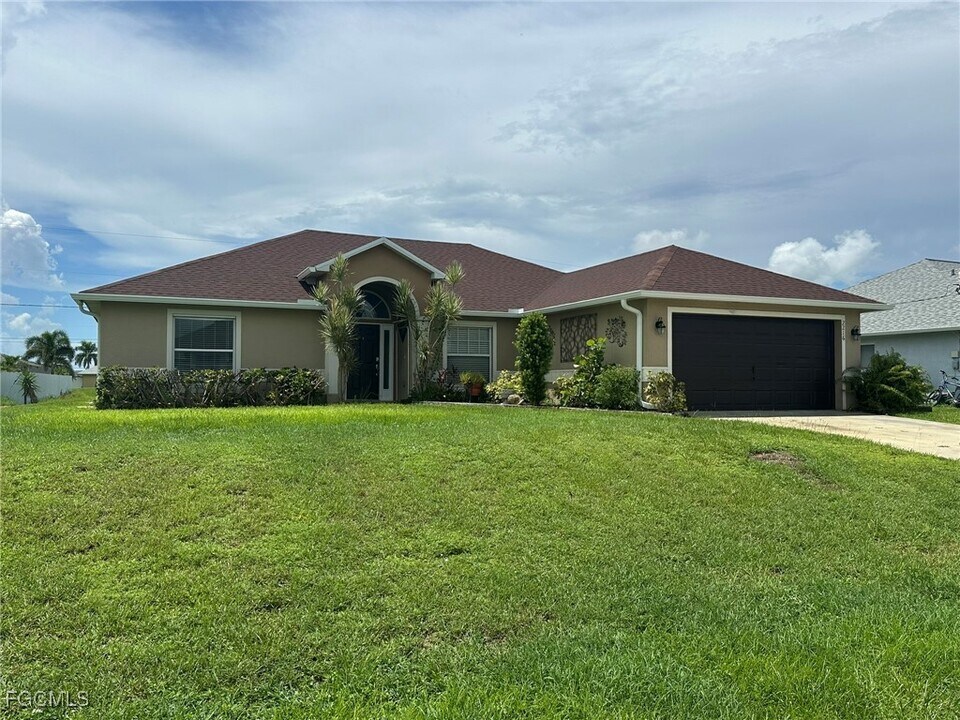 2216 NE 6th Pl in Cape Coral, FL - Building Photo