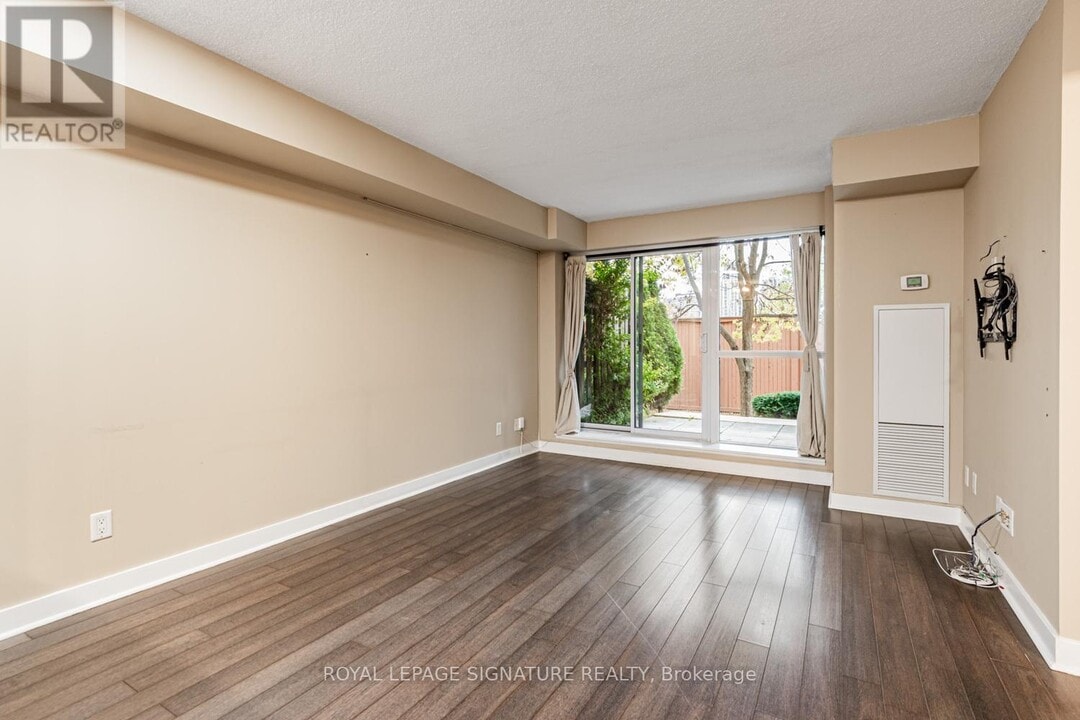 120 Dallimore Cir in Toronto, ON - Building Photo