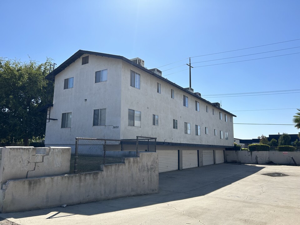 3600 Panama Ln in Bakersfield, CA - Building Photo