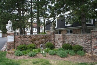 837 Garfield Ave, Unit A in Libertyville, IL - Foto de edificio - Building Photo