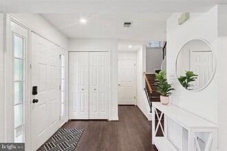 6110 Hoskins Hollow Cir in Centreville, VA - Foto de edificio - Building Photo