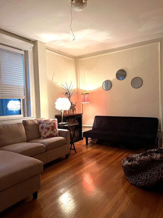 2001 Commonwealth Ave, Unit 5 in Boston, MA - Foto de edificio - Building Photo