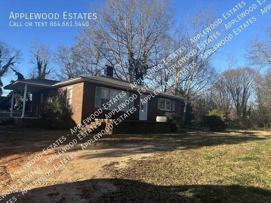 157 Hampton St in Wellford, SC - Building Photo