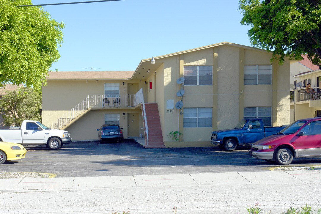 1785 W 41st St in Hialeah, FL - Building Photo