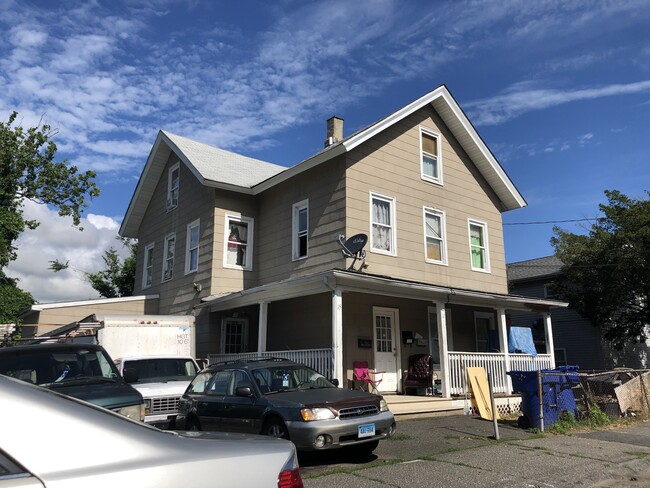 15 Hickory St in Waterbury, CT - Building Photo - Building Photo