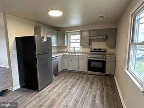 1437 Liberty Rd in Sykesville, MD - Foto de edificio - Building Photo