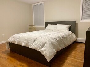 42 Irving St, Unit B in Boston, MA - Foto de edificio - Building Photo