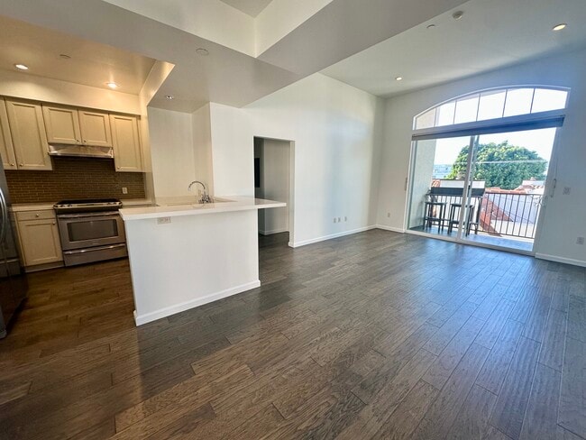 1625 Granville Ave, Unit #302 in Los Angeles, CA - Building Photo - Building Photo