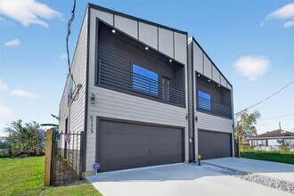 4117 Yale St in Houston, TX - Building Photo - Building Photo