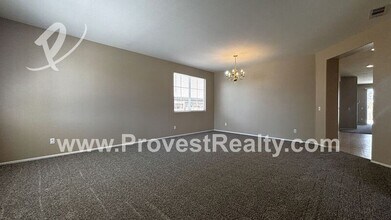 8725 Bridgeport Ave in Hesperia, CA - Foto de edificio - Building Photo