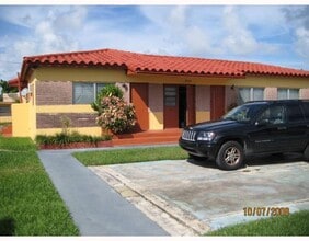 1723-1743 Moffett St in Hollywood, FL - Building Photo - Building Photo