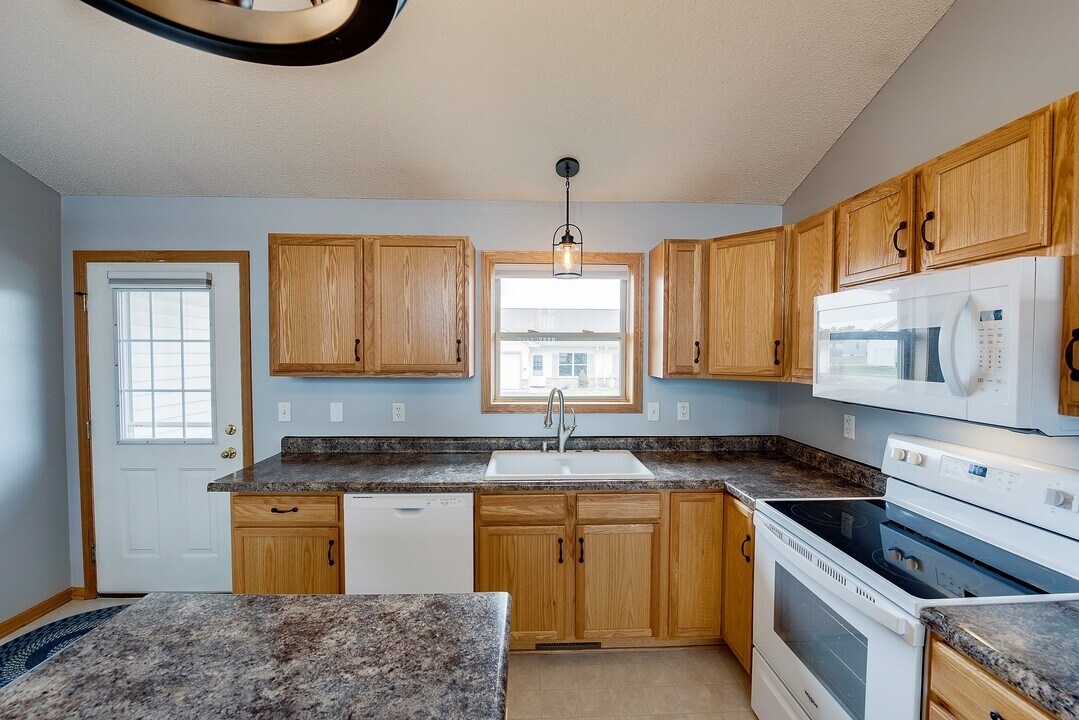 1728 Ponderosa Ln in New Richmond, WI - Building Photo
