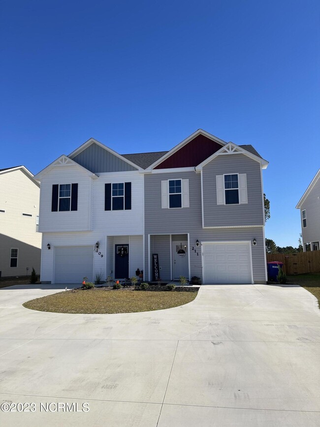 211 Shallowbag Bay Ln in Jacksonville, NC - Foto de edificio - Building Photo