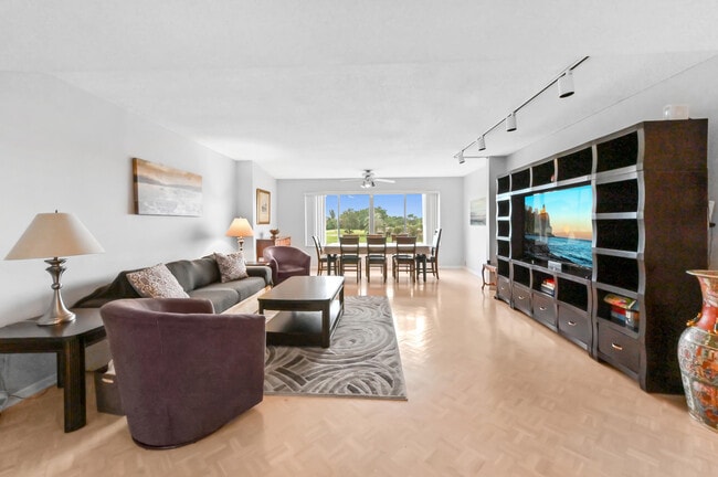 6768 10th Ave N in Greenacres, FL - Building Photo - Building Photo