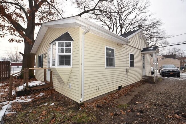 705 W Broadway St in Mishawaka, IN - Building Photo - Building Photo