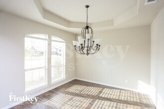 1572 Country Crest Dr in Waxahachie, TX - Foto de edificio - Building Photo