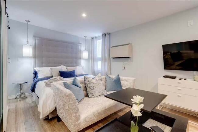 1364 Queen St E in Toronto, ON - Building Photo - Building Photo