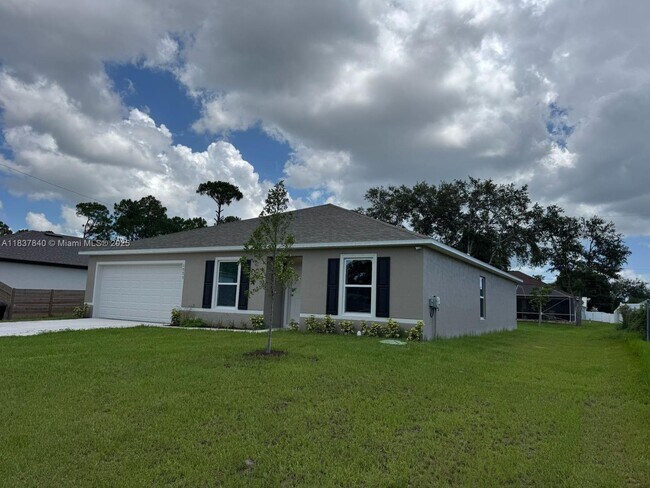 1073 SW Eureka Ave in Port St. Lucie, FL - Building Photo - Building Photo