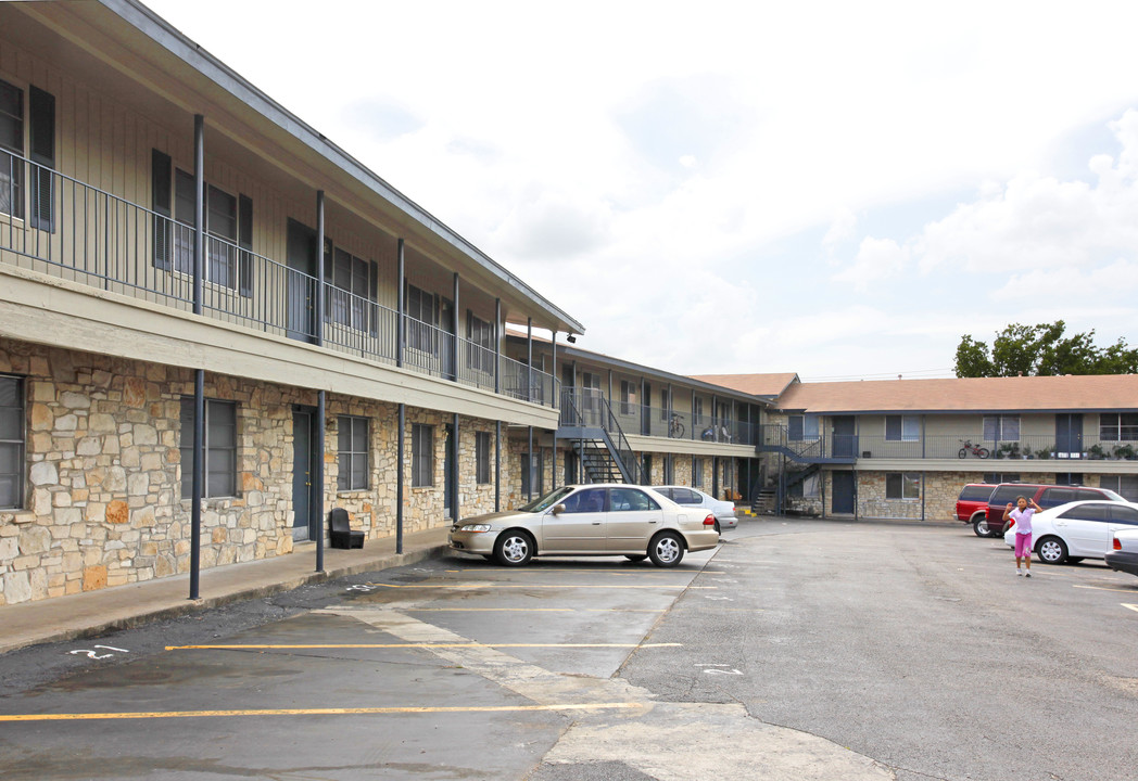 Daffodil Apartments in Austin, TX - Building Photo