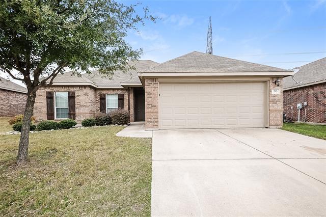 213 Kennedy Dr in Crowley, TX - Foto de edificio