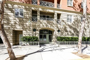130 E San Fernando St, Unit 321 in San Jose, CA - Building Photo