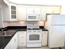 6550 Somerset Dr in Boca Raton, FL - Building Photo