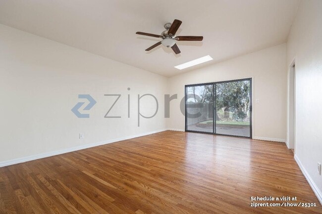 8572 Fireside Ave in San Diego, CA - Foto de edificio - Building Photo