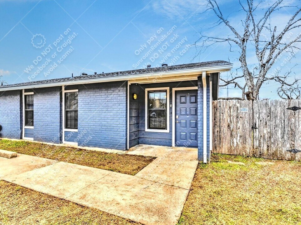 900 E Leslie Cir in Austin, TX - Building Photo