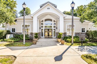 Overlooke at Simms Creek Apartments in Raleigh, NC - Foto de edificio - Building Photo
