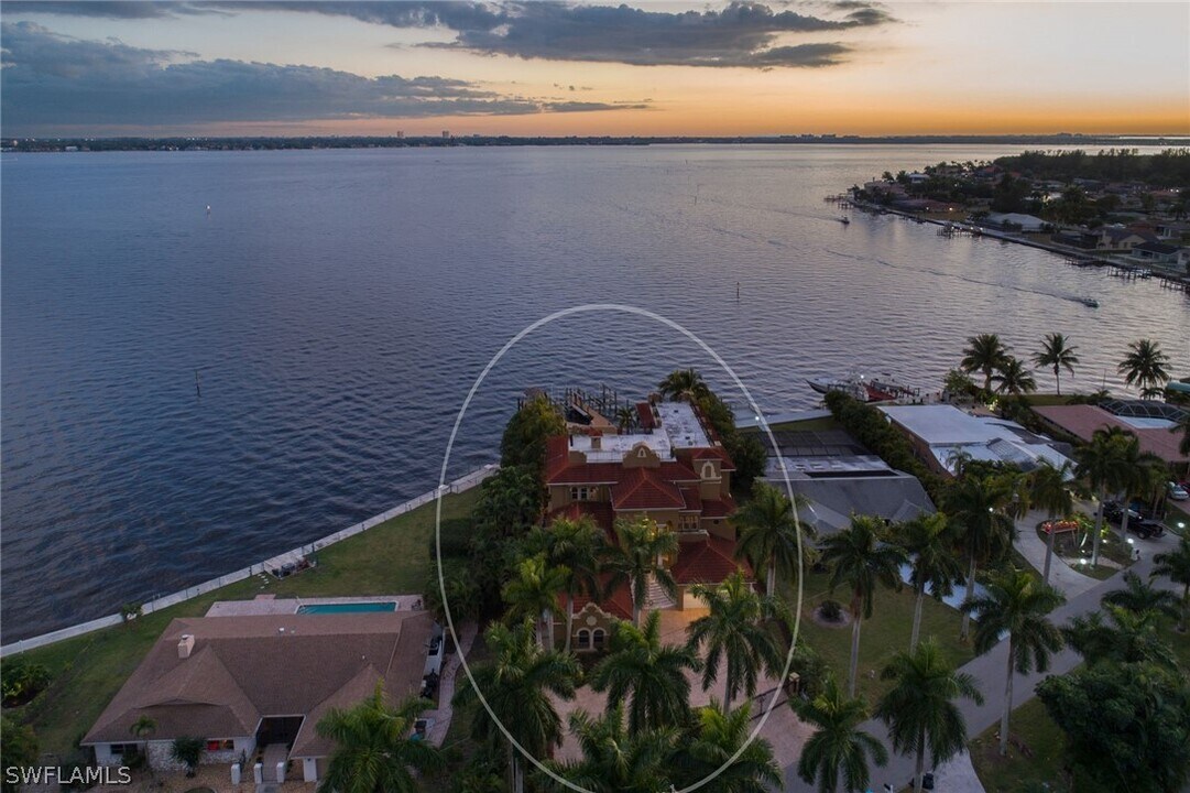 232 Bayshore Dr in Cape Coral, FL - Building Photo