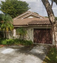 13611 SW 103rd St in Miami, FL - Building Photo