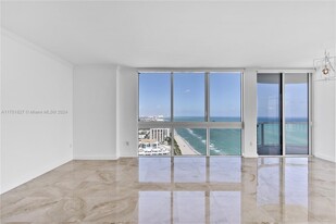 6365 Collins Ave, Unit 4201 in Miami, FL - Building Photo - Building Photo