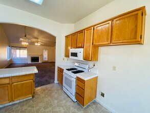 9052 E Valley Dr in Elk Grove, CA - Foto de edificio - Building Photo