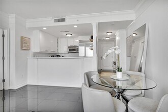 3350 SW 27th Ave, Unit 2104 in Miami, FL - Foto de edificio - Building Photo