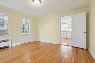 1110 Trout Brook Dr in West Hartford, CT - Building Photo - Building Photo